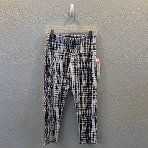 Danz N Motion- Black and White Tie Dye print Capri Leggings